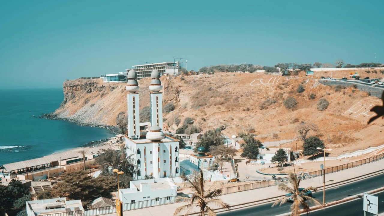 Mosquée de la Divinité au bord de l'océan Atlantique, Dakar, Sénégal