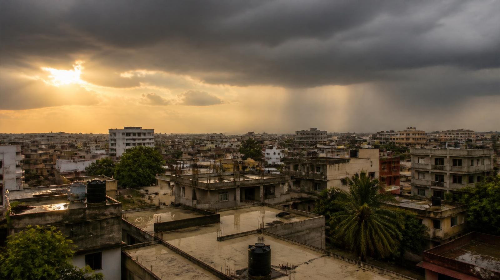 Toitures-terrasses de Dakar sous un ciel d'orage pendant l'hivernage