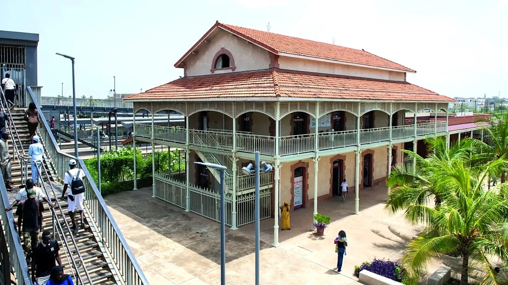 Gare historique de Rufisque, bâtiment colonial à galeries et passerelle du TER, Sénégal